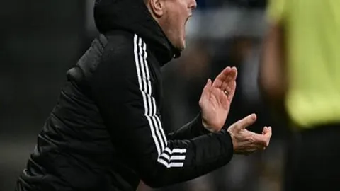 “柳江寒热议乔丹对决詹姆斯：满场激战，信心不足拖战局，险胜两分引热议”